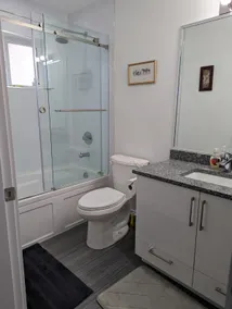 Newly built 2 bed duplex, 2 baths, AC in East Van - Image 5