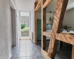Large apartment in a listed courtyard complex - Image 3