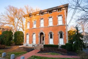 Historic Apt w/ Jet Tub & EV Charger, Walk to Downtown - Image 4
