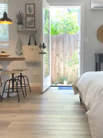 New cozy studio 2 queen beds kitchen walk to water - Image 5