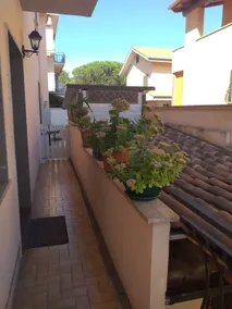 Apartment with sea garden - Image 2