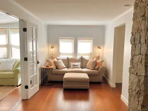 Walk to Love Lane! Immaculately renovated private cottage. - Image 5