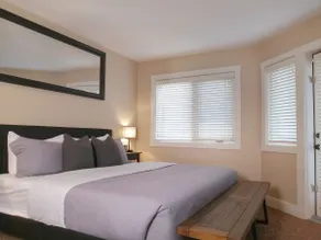 Stylish and comfy 2BR condo near Hot Springs - Image 4