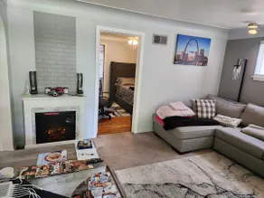 Smoke Free!!The Rock House Bnb, StL. Centrally Located + Park. 8 person Max! - Image 2