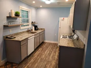 Paradise Blue, bright, airy carriage house in town - Image 3