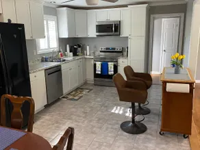Comfortable 4 Bedroom home with free parking - Image 3