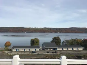 Sundeck 2 Bedroom Cottage with Lake View - Image 5