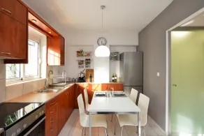Landscaped Elegant & Sunny Apartment - Image 5