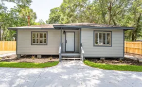 CHEERFUL 2 BEDROOM BUNGALOW W/ PARKING ON PREMISE - Image 4