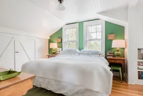 Stylish Hawthorne Valley Farmhouse Retreat - Image 2