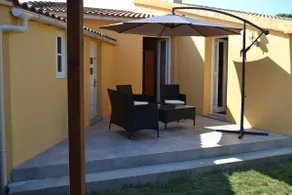 House with private garden and terraces - Image 2