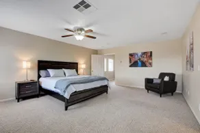 15 mins to Airport & Strip, Pool/HotTub, Fast WIFi - Image 5