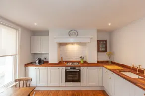 Big, airy seaview flat in the heart of St Leonards - Image 3