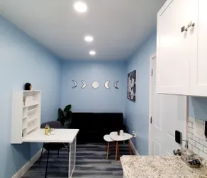 A cozy suite, with a separate entrance - Image 4