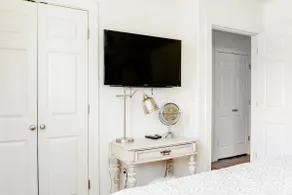 Bear Creek Cottage Serene Texas Getaway - Image 2