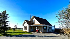 Chalet located on the waterfront/Beachfront Cottage - Image 4