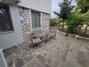 Stone house with courtyard - Image 3