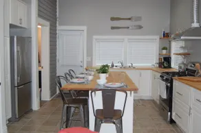 Cozy downtown cottage - Image 3
