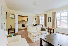 Superb, Spacious, Stylish Apt-WiFi-Private Parking - Image 4