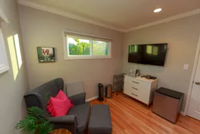 Clean & Cozy w/ Private Entrance for 1-2 Guests - Image 2