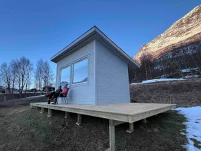 Sabine’s Compact Cabin - Image 4