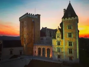 Bed & Views - A dream night facing the Castle - Image 3