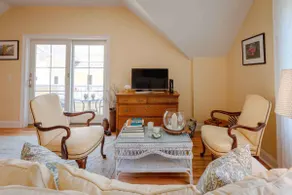 Cliffside Guesthouse in Mystic Historic District - Image 4