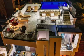 De lux penthouse with pool and sea view. - Image 3