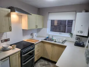 Amazing 2 bed apartment with internet and parking - Image 3