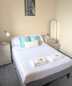 Bright West End Apartment in Superb Location - Image 5