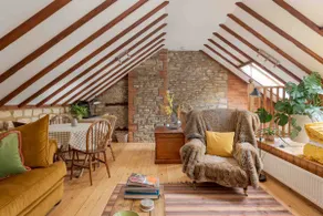 Private and characterful barn conversion - Image 5