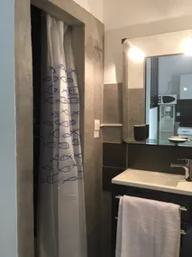 Superb modern studio in typical neighborhood - Image 3