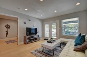 LOCATION & LUXURY - walk to downtown & Whole Foods - Image 2