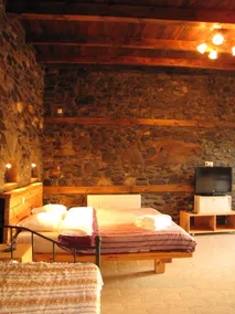 Ichnilatis Guestroom - Image 5
