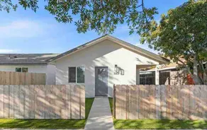 NEW HOME MINS TO DOWNTOWN, BEACHES, ZOO & MORE - Image 2