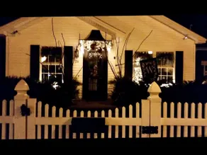 White & Black Cottage - Image 2