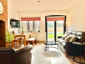 Worcester city 3 bed bungalow with parking - Image 2