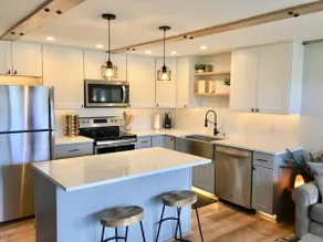Modern Downtown Condo w/ Pool, Bikes, Kayaks - Image 3