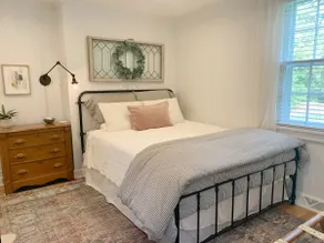 Charming 3 bed/3 bath cottage centrally located - Image 5