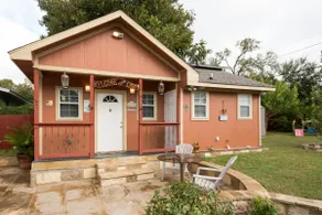 LA VILLA Central Austin - Image 3