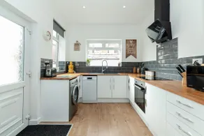 4 Bed House • Sleeps 8 • 10 Mins to Manchester - Image 4