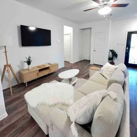 Cozy, Comfortable Home with Games and a Pool - Image 2