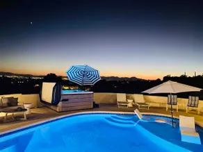 Skyline: Fun! Pool, Hot Tub, Pool table - Image 2