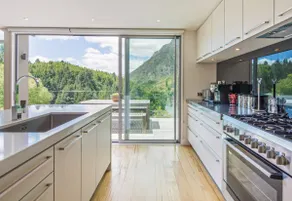 Riverview Retreat Holiday Home by MajorDomo - Image 2