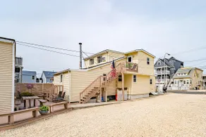 Relaxing Ocean Block Retreat - Unbeatable Location, Free Parking, Outdoor Shower - Image 2