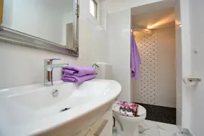 Deluxe apartment with outdoor oasis - Image 4