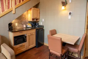 Condo spacieux avec balcon | Piscines et Sauna de style Grotto! - Image 5