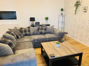 Modern 2 Bed Apartment, Close to Gla Airport & M8 - Image 3
