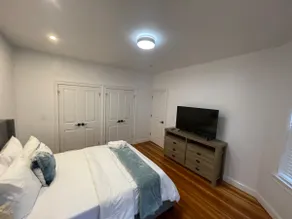 Swanky Unit w Cntrl air, mins 2 city Modrn Top flr - Image 2