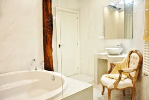 TOWNHALL LUXURY, PARKING, JACUZZI, 2BATH,2ROOMS - Image 3